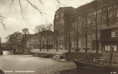 5017 Gezicht op de achterzijde van het 1e Jaarbeursgebouw (Vredenburg) te Utrecht met op de voorgrond de ...